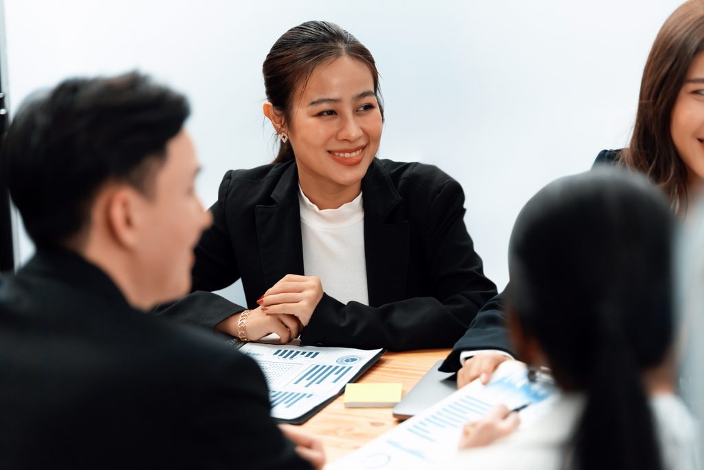 베트남에서 취업·사업한다면 반드시 알아야 할 베트남어 호칭과 예절 | business team financial data analysis meeting report paper harmony office 1024x683