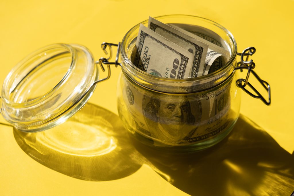 한국인이 베트남에서 가장 많이 하는 착각 1탄 | dollar banknote saving money glass jar consumption economy collecting money tips business 1024x683