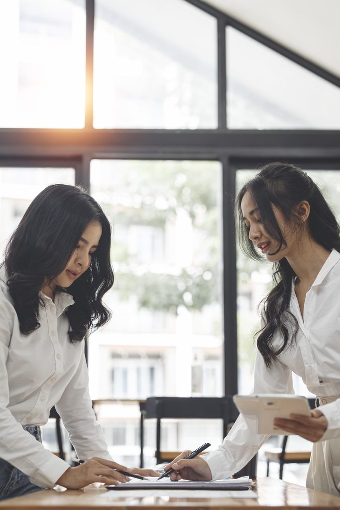베트남에서 취업·사업한다면 반드시 알아야 할 베트남어 호칭과 예절 | two businesswoman working discussing business plan strategy office desk business casual meeting 683x1024