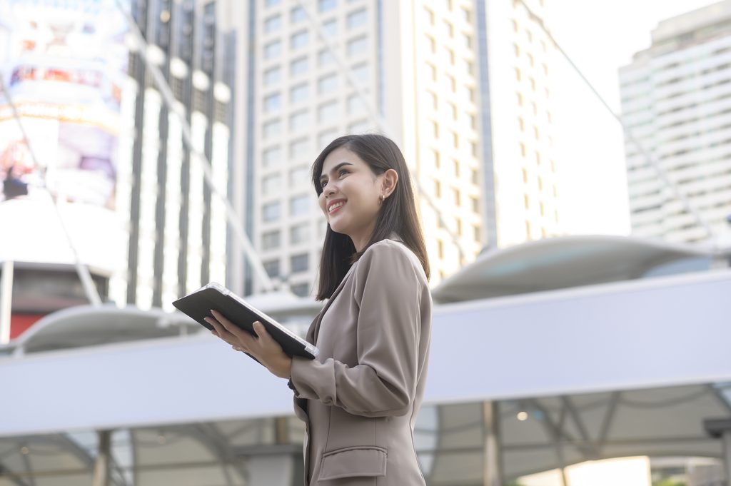 베트남에서 취업·사업한다면 반드시 알아야 할 베트남어 호칭과 예절 | young beautiful businesswoman is using tablet modern city 1 1024x681