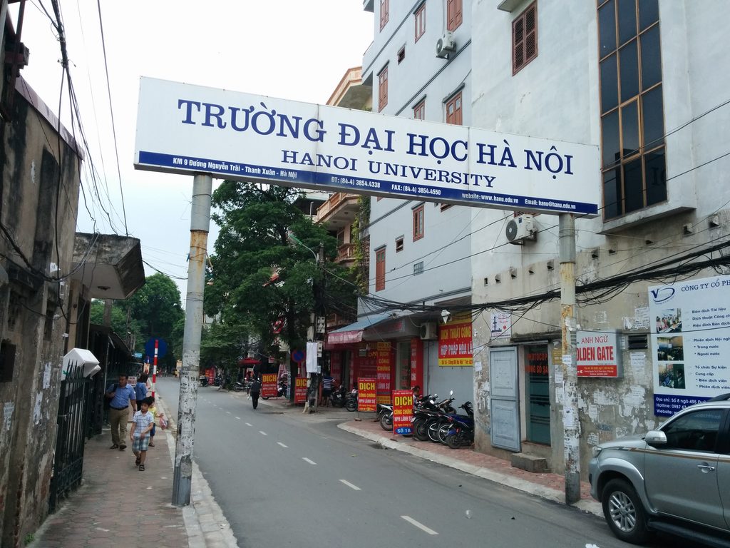 하노이대학교(Trường Đại học Hà Nội) 정문 간판과 응우옌짜이 거리 풍경
