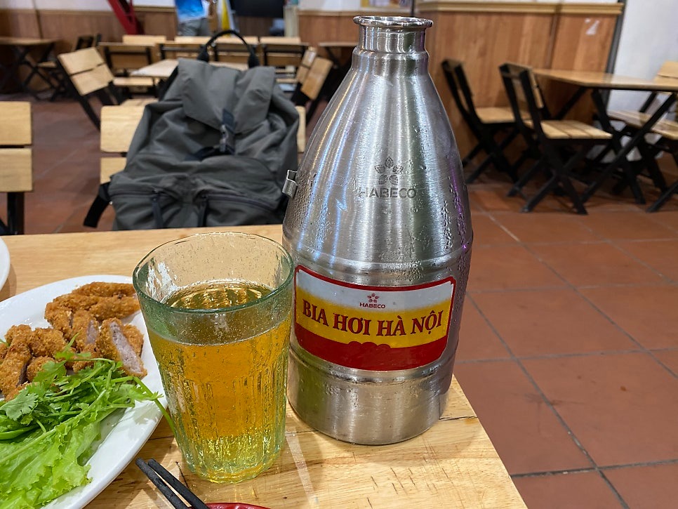 호치민 맛집 Bia hơi Hà Nội의 2리터 생맥주 통과 잔, 왼쪽은 넴 쭈어 잔