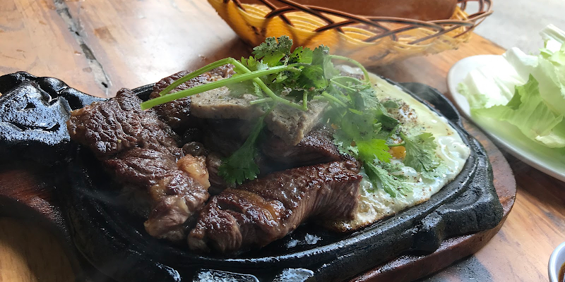 호치민 맛집 Aussie Meat 철판 스테이크, 파테와 계란 프라이