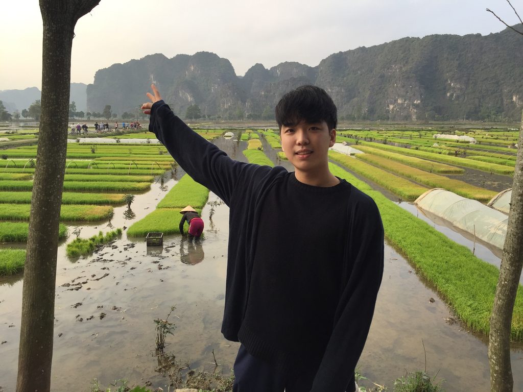 베트남어 ABC 시험을 준비하던 어학당 시절, 베트남 북부 논과 석회암 산을 배경으로 선 에디터 Gani