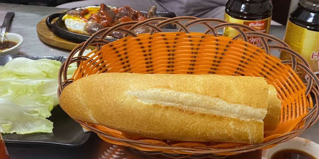 호치민 스테이크와 함께 나오는 바게트 바구니, 철판에 남은 육즙과 노른자에 찍어 먹는 빵